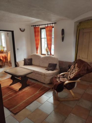 克拉斯纳利帕Alfapartmány的客厅配有沙发和桌子