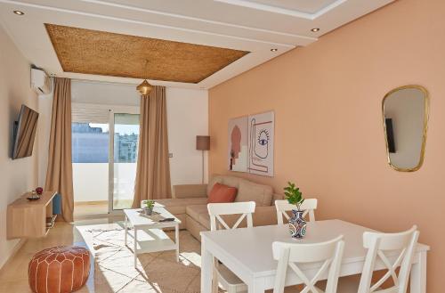 拉巴特Stayhere Rabat - Hassan - Authentic Residence的客厅配有白色的桌子和椅子