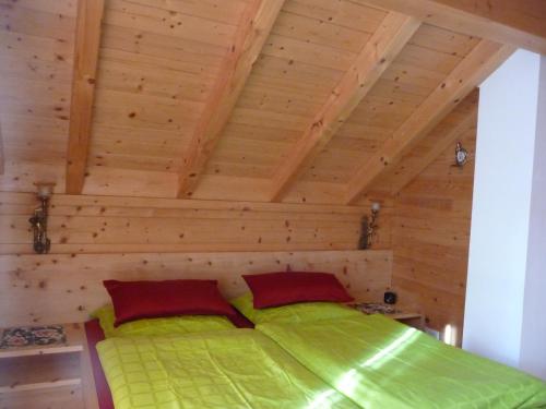 图拉彻霍赫Haus Andreas - Chalet 306的木天花板的客房内的一张床位