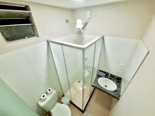 坎普斯戈伊塔卡济斯Studio #1 Conforto的白色的浴室设有水槽和卫生间。