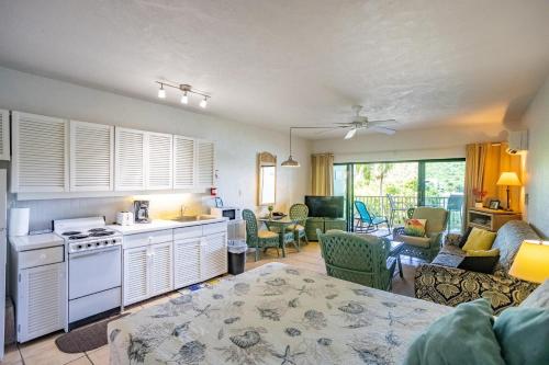 弗雷德达尔Blue Moon Villa at Point Pleasant Resort condo的厨房以及带沙发和桌子的客厅。