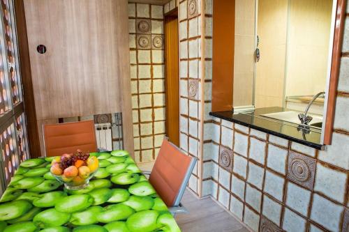 加瓦Wonderful apartment in Gavà. Barcelona的一间房间,桌子上放着一碗水果
