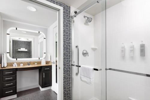 曼切斯特曼切斯特机场希尔顿惠庭套房酒店的带淋浴和盥洗盆的浴室
