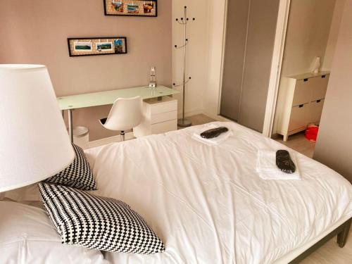 克莱蒙费朗DUPLEX - TERRASSE 2 CHAMBRES CENTRE-VILLE JAUDE的卧室配有白色的床和书桌