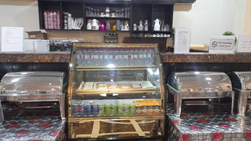 达瓦迪米شقق مساكن السمو المخدومة的商店里装有饮料的陈列柜
