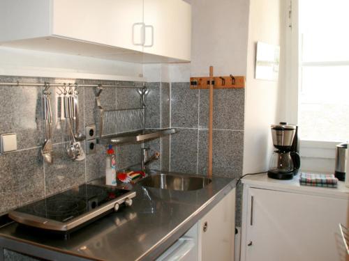 林道Ferienwohnung Altes Haus 2的厨房配有水槽和台面