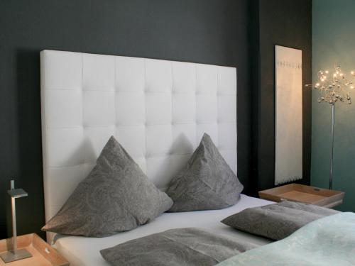 林道Ferienwohnung Luxus & Lifestyle的卧室配有白色的床和2个枕头