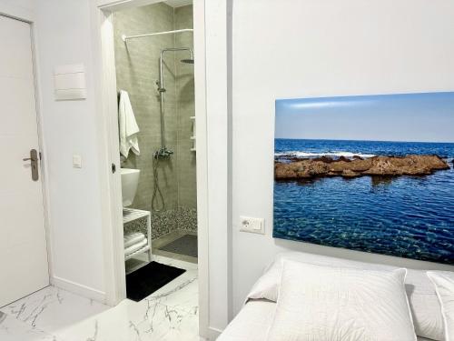 阿尔卡拉Alcalá Retreat: Ocean View & Modern Comfort的浴室墙上有海洋景