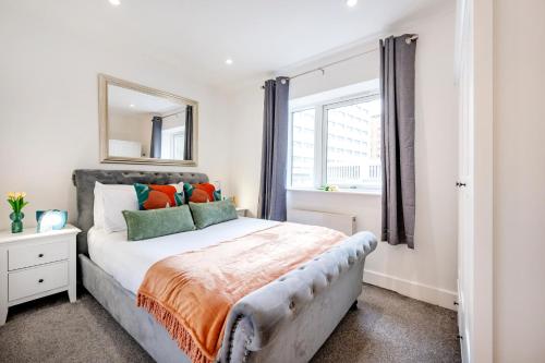 伦敦Welcome London - New Oxford Street的一间卧室设有一张大床和一个窗户。