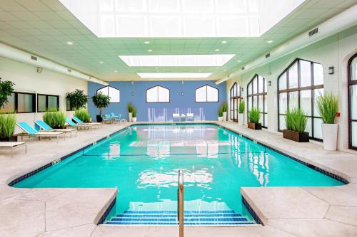 布伦特里波士顿/布伦特里凯悦酒店的酒店大堂的大型游泳池