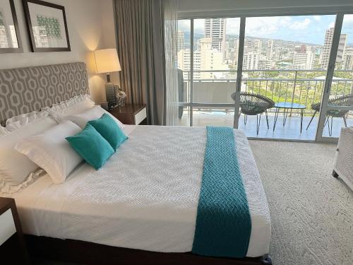 檀香山Blue Paradise Suite Free Parking的一间卧室设有一张床,享有阳台的景色