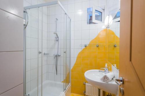 巴拉顿城堡Jade Panzio的带淋浴和水槽及巨型淋浴头的浴室