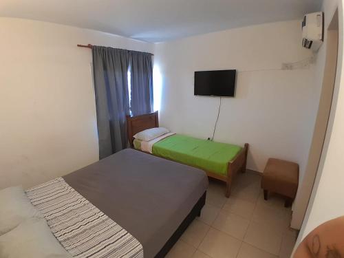 科尔多瓦Hotel CBA的酒店客房设有两张床和电视。