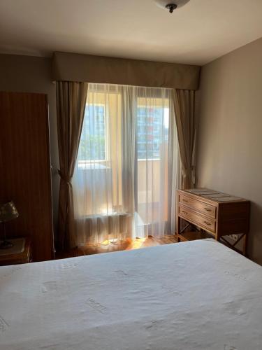 布达佩斯Perfect Relax的一间卧室配有一张床、一个梳妆台和一扇窗户。