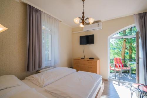 巴拉顿城堡Jade Panzio的一间卧室设有一张床和一个带庭院的窗户。