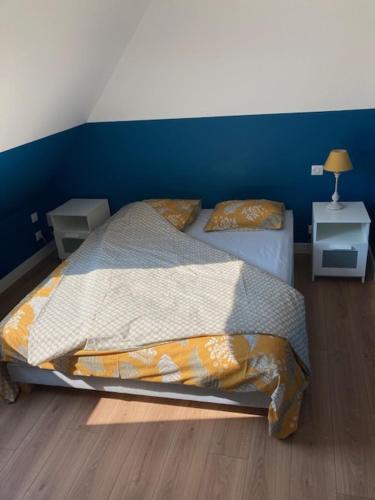 IttenheimCosyBNB bleu, logement indépendant, wifi, parking, petit déjeuner的一间卧室设有一张床和蓝色的墙壁