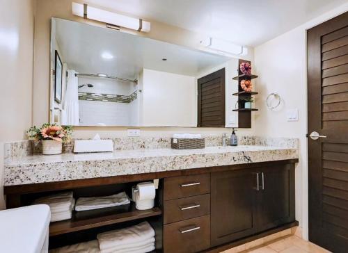檀香山Blue Paradise Suite Free Parking的一间带水槽和大镜子的浴室