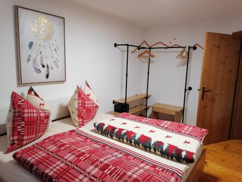 泰尔夫斯Apartment Martina的一张带红色和白色枕头的床