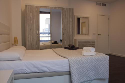 瓦伦西亚Apartment Sofi的带窗户的客房内设有两张单人床。