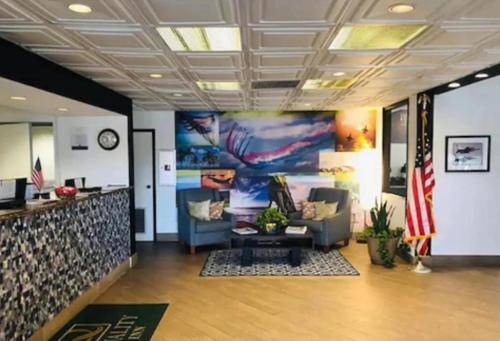 尼斯维尔埃格林空军基地品质酒店的一个带沙发和美洲旗的办公室大堂