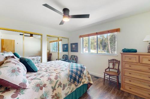 谢弗湖Eagle's Perch的一间卧室配有一张床和一个梳妆台