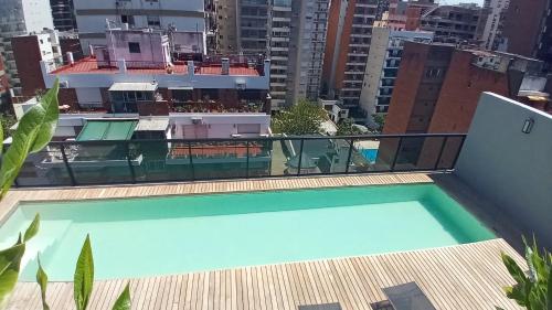 布宜诺斯艾利斯Hermoso departamento a estrenar, Calido y Unico的建筑物屋顶上的游泳池