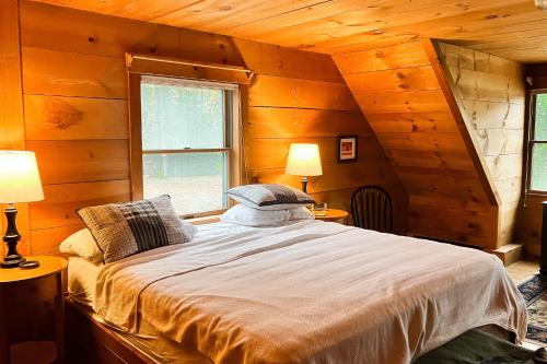 East BurkePeaceful Mountain Delight的一间卧室配有一张带两盏灯的床和一扇窗户。
