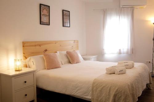 科尔多瓦Apartamento El balcón de la Trinidad Córdoba的一间卧室配有两张带毛巾的床