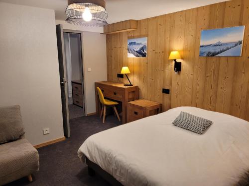 沙泰勒贝拉普酒店的一间卧室配有一张床、一张桌子和一把椅子