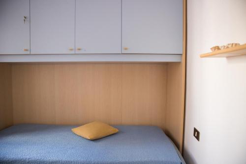 莱万佐Casa del Nostromo的小房间设有一张带黄色枕头的床