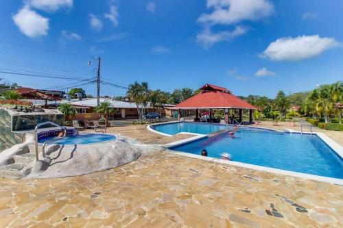 赫拉多拉Villa Paraíso Coco 20, near to beach, town & pool的度假村的游泳池,带凉亭