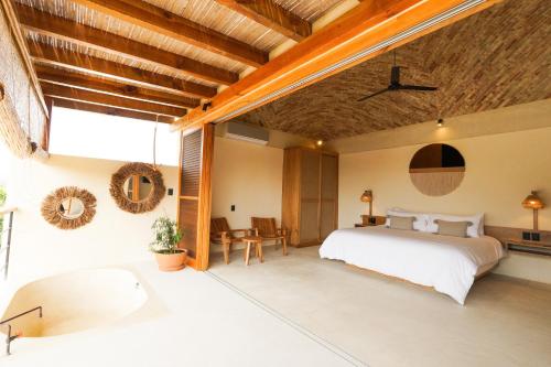 埃斯孔迪多港Casa Borka的一间卧室配有一张大床和一张桌子