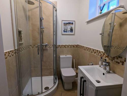 瑟斯克Skipton House Annex的带淋浴、卫生间和盥洗盆的浴室