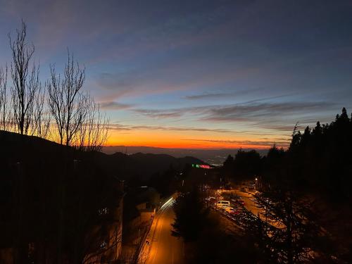 塞拉内华达Primavera Premium Sierra Nevada 4的黄昏时分,在城市上方的日落