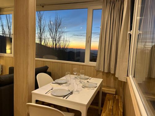 塞拉内华达Primavera Premium Sierra Nevada 4的配有酒杯的白色桌子和窗户