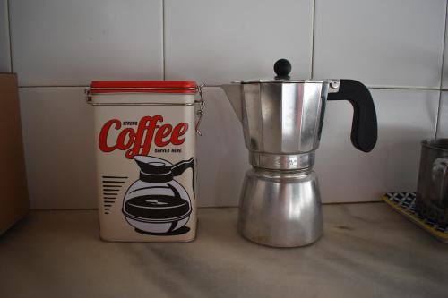 特连特Casa rural La Endrina的搅拌机旁的咖啡罐