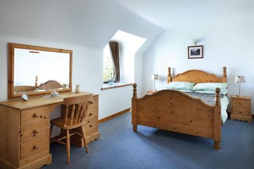 BelmaduthyRed Kite的一间卧室配有一张床、一张书桌和一面镜子