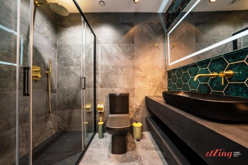 瓦莱塔Avalon Boutique的浴室设有黑色的卫生间和水槽。