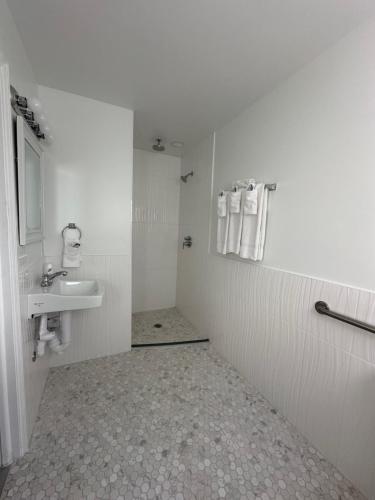 圣徒皮特海滩EBBTIDE INN的白色的浴室设有水槽和镜子