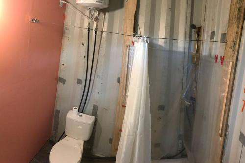 皮里亚波利斯Glamping in Uruguay’s hidden gem的一间带卫生间和淋浴帘的浴室