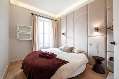 尼斯Au Coeur de La Libé的一间卧室配有一张带两条棕色毛巾的床