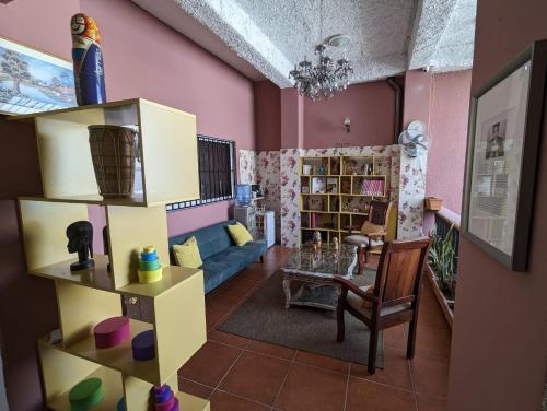 圣多明各Hostal Mamamambo的客厅配有沙发和桌子