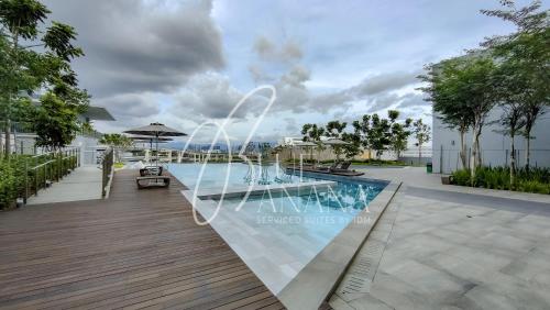吉隆坡One Cochrane Premier Suites by BlueBanana near TRX, IKEA Cheras & MyTown的游泳池中间设有喷泉
