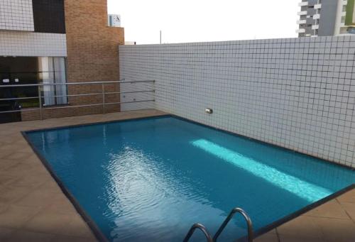 圣路易斯Flat Biarritz em São Luís com excelente localização!的一座大型蓝色游泳池,位于一座建筑的顶部