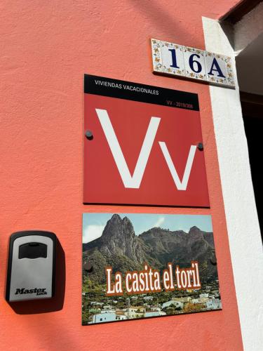 巴尔塞基略Chalet Rutas de Valsequillo的建筑物一侧的标志