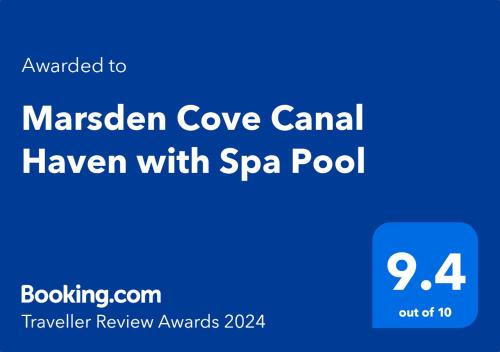 One Tree PointMarsden Cove Canal Haven with Spa Pool的带有奇迹海湾的蓝色标志,带Spa池