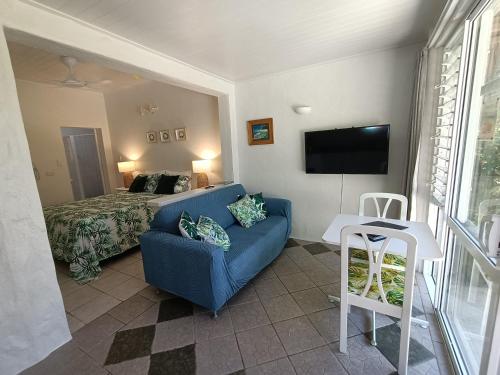 拉罗汤加穆里度假公寓的客厅配有蓝色的沙发和床。