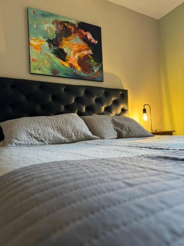 埃尔卡拉法特宜可可恩旅馆的一间卧室配有一张壁画床