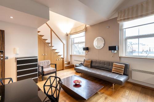伦敦太空公寓的客厅配有沙发和桌子