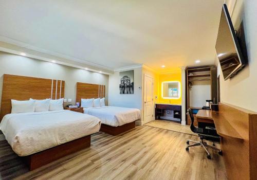 旧金山格林威治酒店的酒店客房配有两张床和一张书桌
